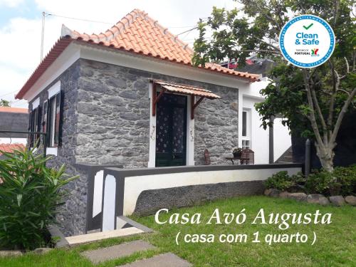 里韦拉布拉瓦Casa Velha D Fernando e Casa Avó Augusta的一座标有澳洲土星的房屋