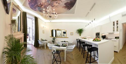 苏尔莫纳Vittorio Veneto Private SPA的厨房以及带桌椅的用餐室。