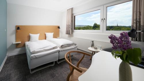 腓特烈西亚Trinity Hotel og Konference的酒店客房设有床和窗户。
