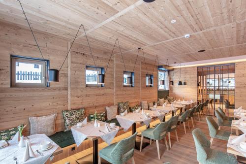 索尔登尔霍夫酒店的餐厅拥有木墙和桌椅