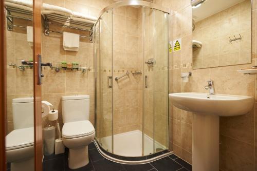 伦敦露娜和西蒙尼酒店的浴室配有卫生间、盥洗盆和淋浴。