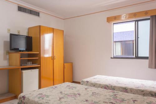 特雷西纳OYO Real Palace Hotel, Teresina的酒店客房设有两张床和电视。