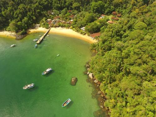 安格拉杜斯雷斯Pousada Vitorino的海滩附近水域的船只空中景观