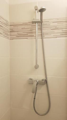 Chevigny-Saint-SauveurStudio Oxford的浴室内配有淋浴和头顶淋浴