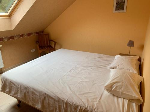 胡法利兹Gite La Chauve-souris的卧室配有一张白色大床