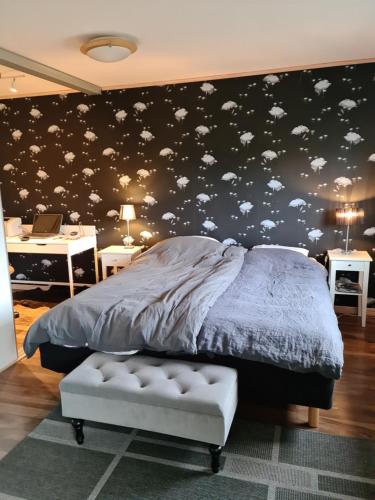 Östra KarupÖstra Karup Båstad的一间卧室,配有一张带云彩黑墙的床
