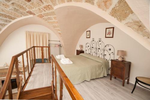 乌真托La Corte delle More的一间卧室配有一张床,房间设有楼梯
