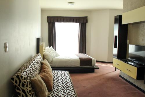 底拉斯卡拉坎卡利商务套房酒店的酒店客房设有床和窗户。
