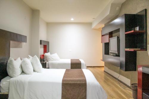 底拉斯卡拉坎卡利商务套房酒店的酒店客房设有两张床和一台平面电视。