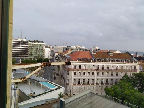 里斯本塞纳里奥卡迪塔旅舍的享有城市美景。