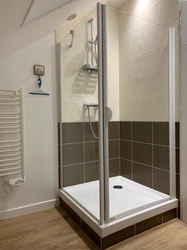 波尔尼克Côté Source的浴室里设有玻璃门淋浴