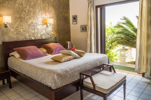 科内西庇斯克斯酒店的一间卧室设有一张床和一个大窗户