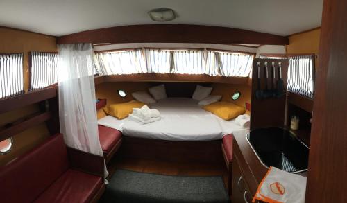 巴达洛纳Home Boat的中间设有一张床的小房间