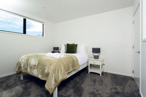 基督城Armagh 221 - Christchurch Holiday Homes的白色的卧室设有床和窗户