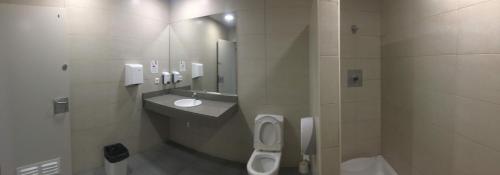 巴达洛纳Home Boat的浴室设有2个卫生间、水槽和镜子