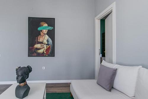 安塔利亚Lara Suites的客厅配有沙发和墙上的绘画