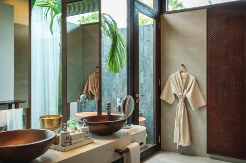 贡布Amber Kampot的一间带两个盥洗盆和大镜子的浴室