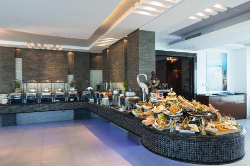 科威特Costa Del Sol Hotel by Arabian Link的在酒店享用自助餐,餐桌上供应食物