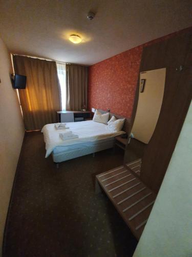 GherlaMerion的一间酒店客房,设有一张床和一个楼梯