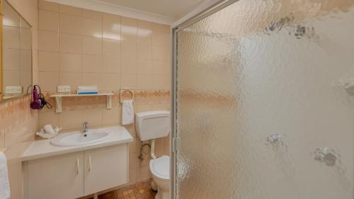 贡迪温迪嘉西德汽车旅馆的带淋浴、卫生间和盥洗盆的浴室