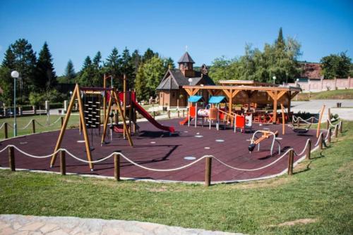 Etno Naselje Vrdnička kula的儿童游玩区