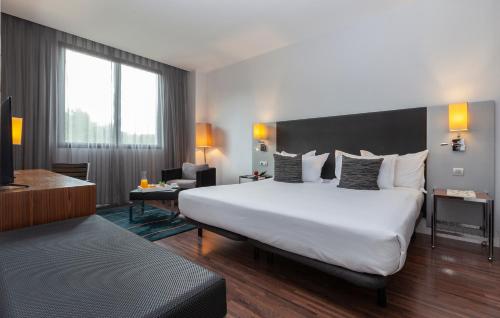 赫罗纳Hotel Palau de Bellavista Girona by URH的酒店客房设有一张大床和一张书桌。