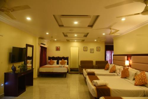 根尼亚古马里海洋之遗酒店的酒店客房,设有两张床和一张沙发