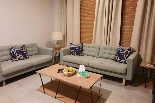 阿卜杜勒国王经济城سن رايز的客厅配有两张沙发和一张桌子