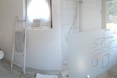 LopérecCleuziou Vraz的带浴缸、卫生间和窗户的浴室