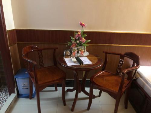 芹苴Hong Dao 2 Hotel的小桌子,两把椅子和花瓶