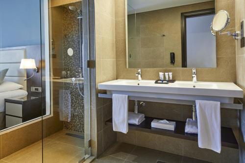 迪拜Riu Dubai Beach Resort - All Inclusive的一间带水槽和淋浴的浴室