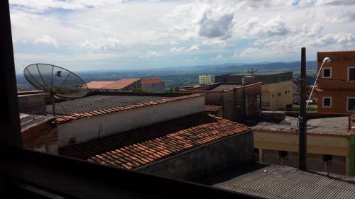 圣托梅-达斯莱特拉斯朴舍德奇科特夸拉旅馆的从建筑屋顶上可欣赏到城市美景