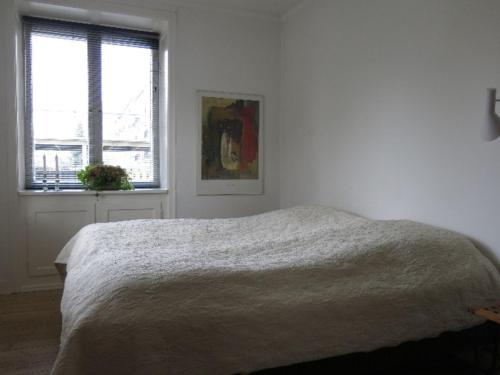 哥本哈根ApartmentInCopenhagen Apartment 701的白色的卧室设有床和窗户
