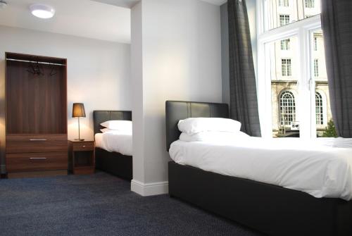 利物浦酒店客房内的一张或多张床位