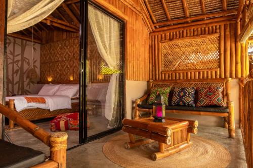 班塔延岛微风海滩小屋度假村的卧室配有一张床和一张桌子