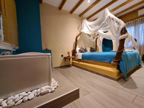 塞萨洛尼基ThessPalace的一间卧室配有一张带天蓬的床