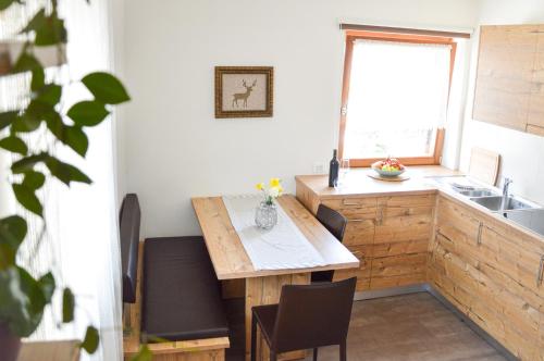 法尔泽斯Niedermairhof的厨房配有木桌、椅子和水槽