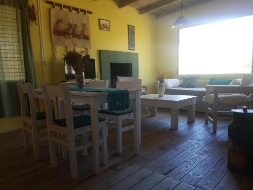 Rincón de los OliverasRiyadh - en el bosque a metros de la playa的客厅配有桌椅和沙发