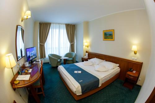雅西尤尼里亚酒店及水疗中心的配有一张床和一张书桌的酒店客房