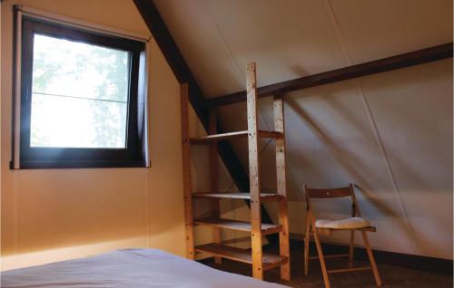 Bovenwezet3 Bedroom Gorgeous Home In Rekem-lanaken的一间卧室配有双层床、梯子和椅子