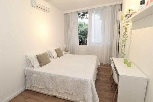 里约热内卢Leblon House IV的白色的卧室设有床和窗户