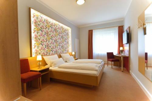 FrankenfeldLand-gut-Hotel Allerhof的一间卧室配有一张壁画床