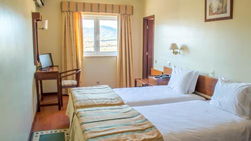 贝尔蒙特贝尔索酒店的酒店客房设有床和窗户。