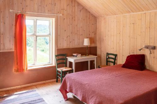 格内斯塔Sustainable and soulful close to lake的一间卧室设有一张床和一个窗口