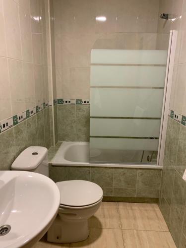 厄尔·阿尔特梅塞格尔旅馆的浴室配有卫生间、盥洗盆和浴缸。