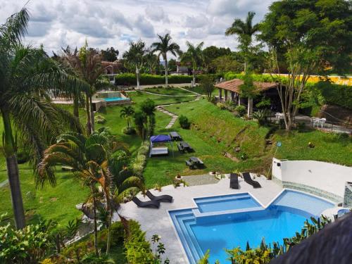 金巴亚Finca Hotel Loma Verde的享有带游泳池的度假村的空中景致