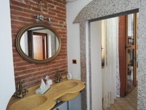 皮昂比诺La Palma appartamenti的一间带石制水槽和镜子的浴室