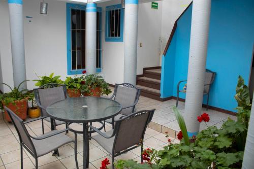 瓦哈卡市HOTEL NIUT-JA的庭院配有桌椅和植物