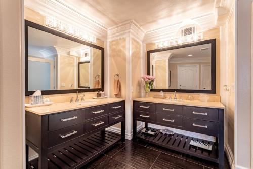 洛杉矶Barham Boutique Townhouse的浴室设有2个水槽和2面镜子