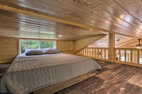 Quaint Mtn Cabin Tiny Living Near Big Adventure客房内的一张或多张床位